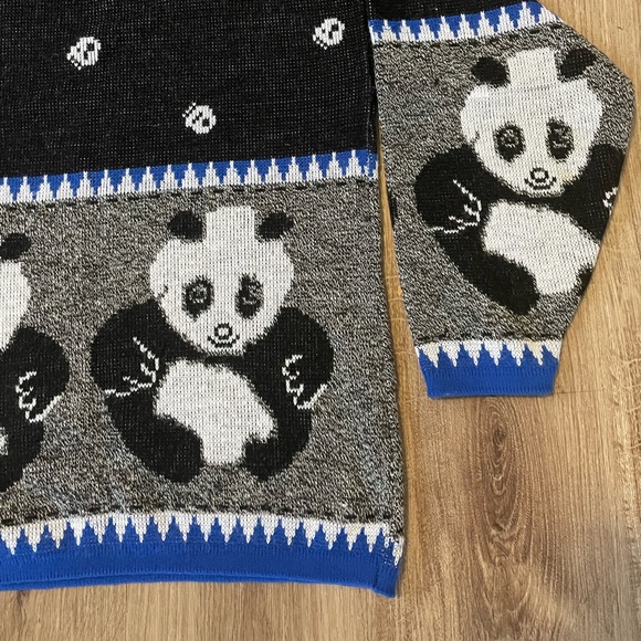 Bears Crossing Vintage Panda Turtleneck Sweater Blue
Accent Trim - Picture 10 of 10